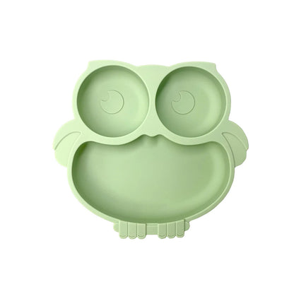 Assiette Bébé Silicone Verte avec Ventouses sur fond blanc