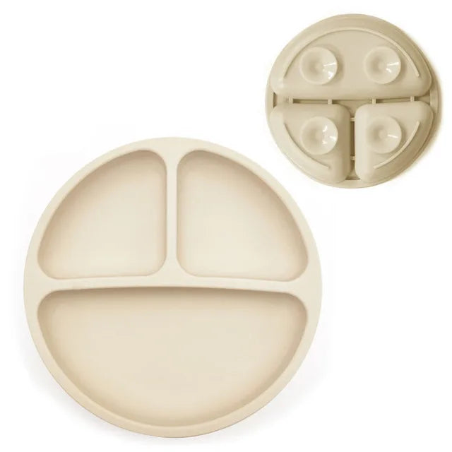 Assiette Bébé Ventouse avec Compartiments en Silicone sur fond blanc