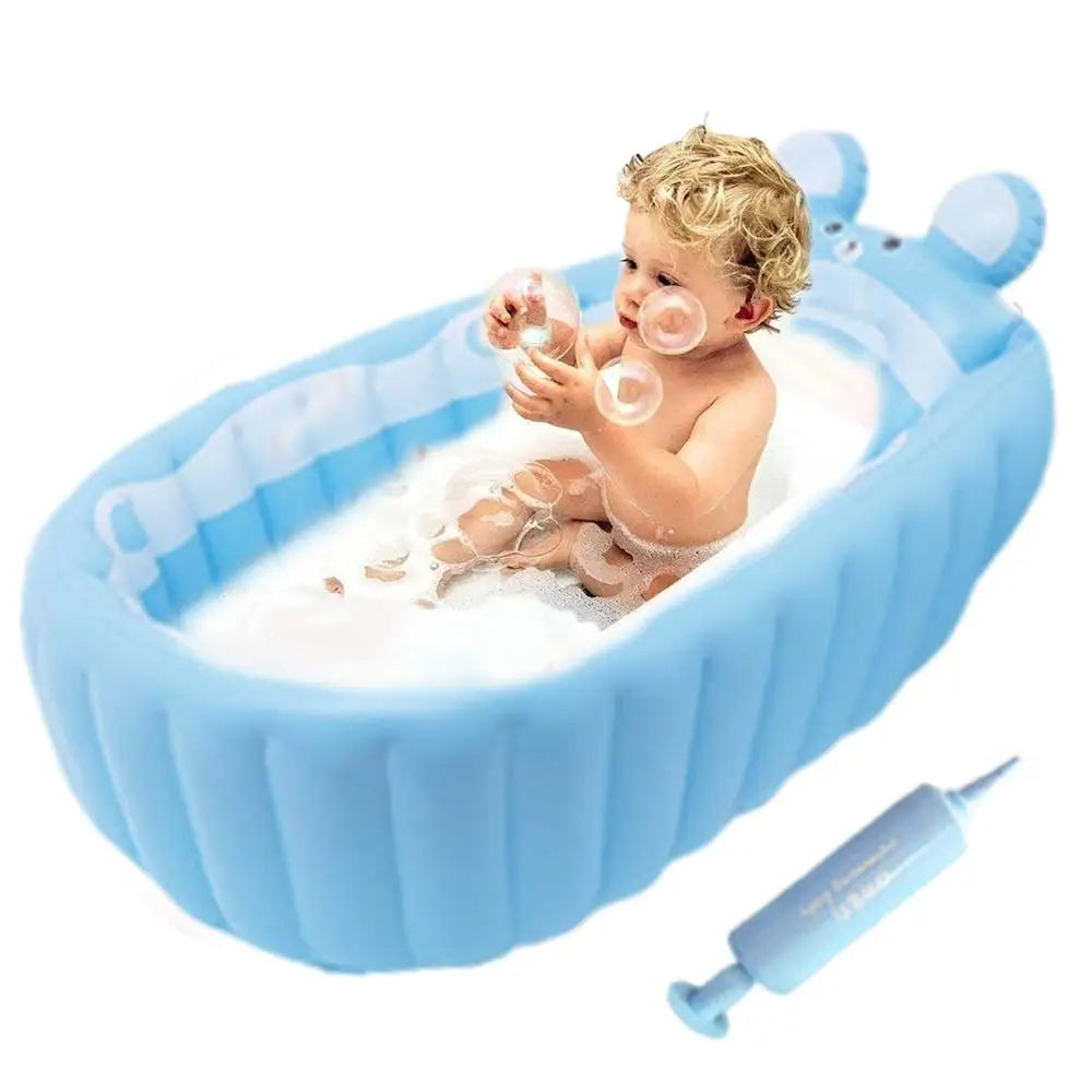 Baignoire Bébé Gonflable et Pliable au Design de Souris sur fond blanc avec un bébé dedans