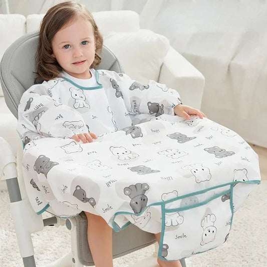 Bavoir Bébé Long avec Manches et Motifs d'Oursons sur une fille assise