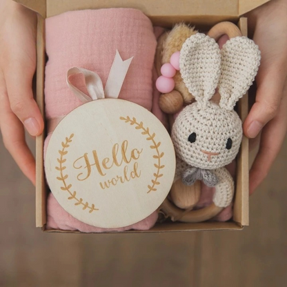 Cadeau Naissance de Style Coffret avec Plusieurs Objets dans les mains d'une personne