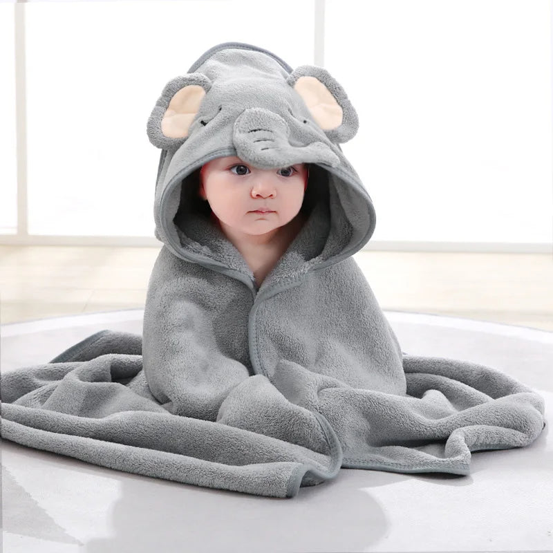 Cape de bain au Design d'Éléphant avec Capuche sur un enfant sur fond blanc