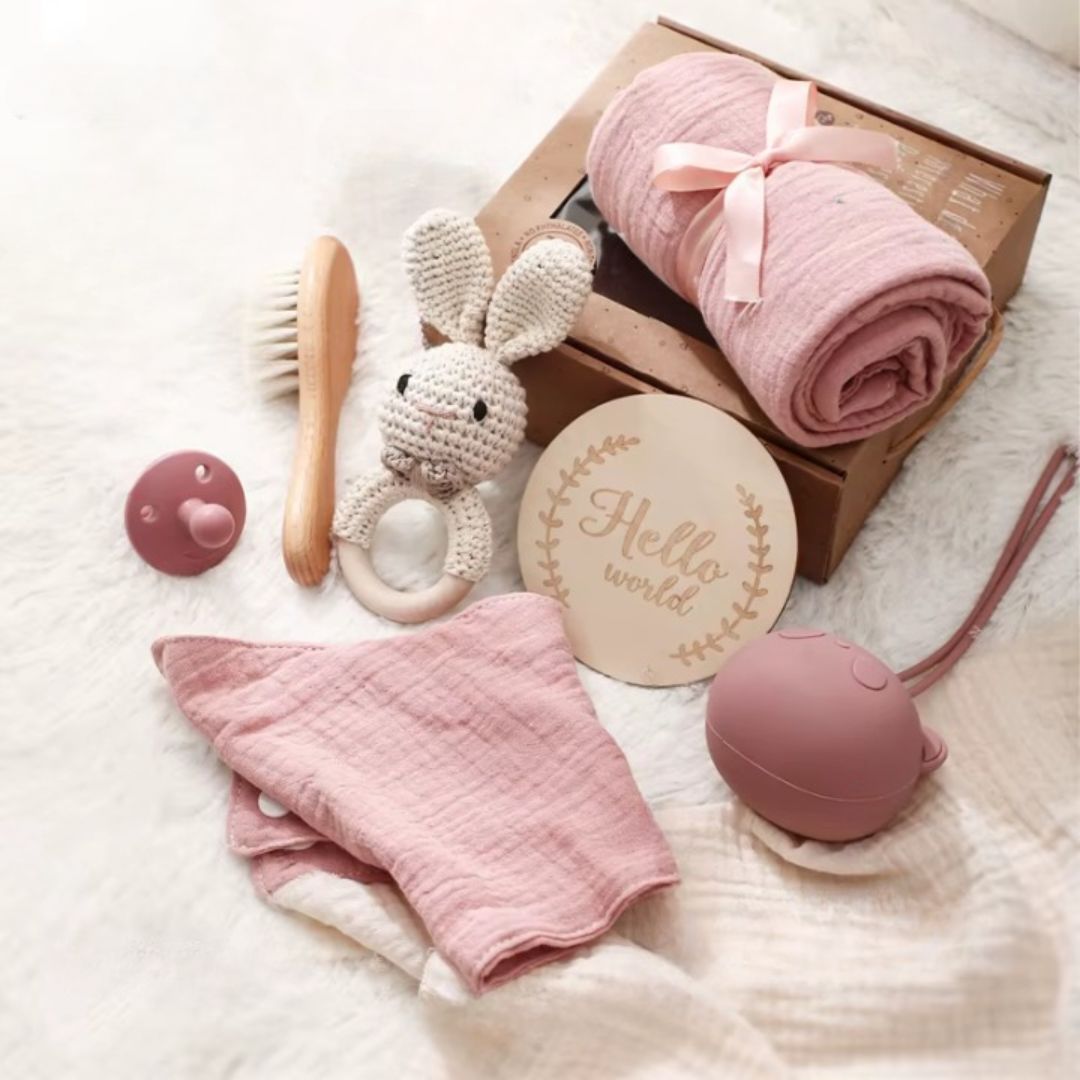 Coffret Cadeau Naissance avec Hochet Lapin sur fond blanc