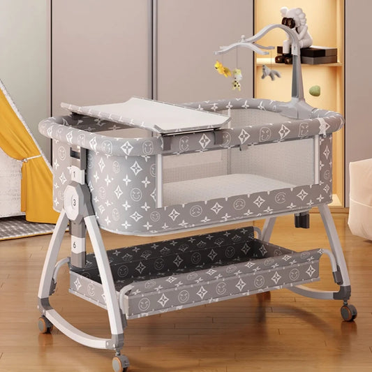 Couffin Bébé Gris et Réglable sur Roulettes dans une picèe sur un plancher en bois