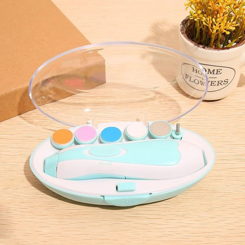 Coupe Ongle Bébé Bleu et Électrique à LED sur fond beige avec une plante à droite