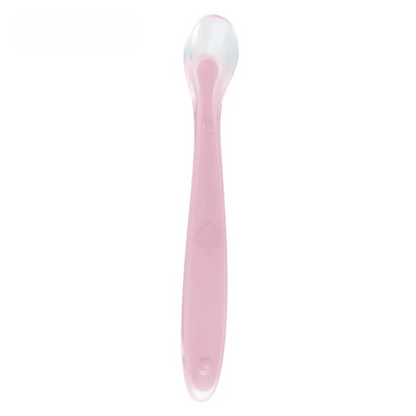 Cuillère Bébé en Silicone Souple sur fond blanc