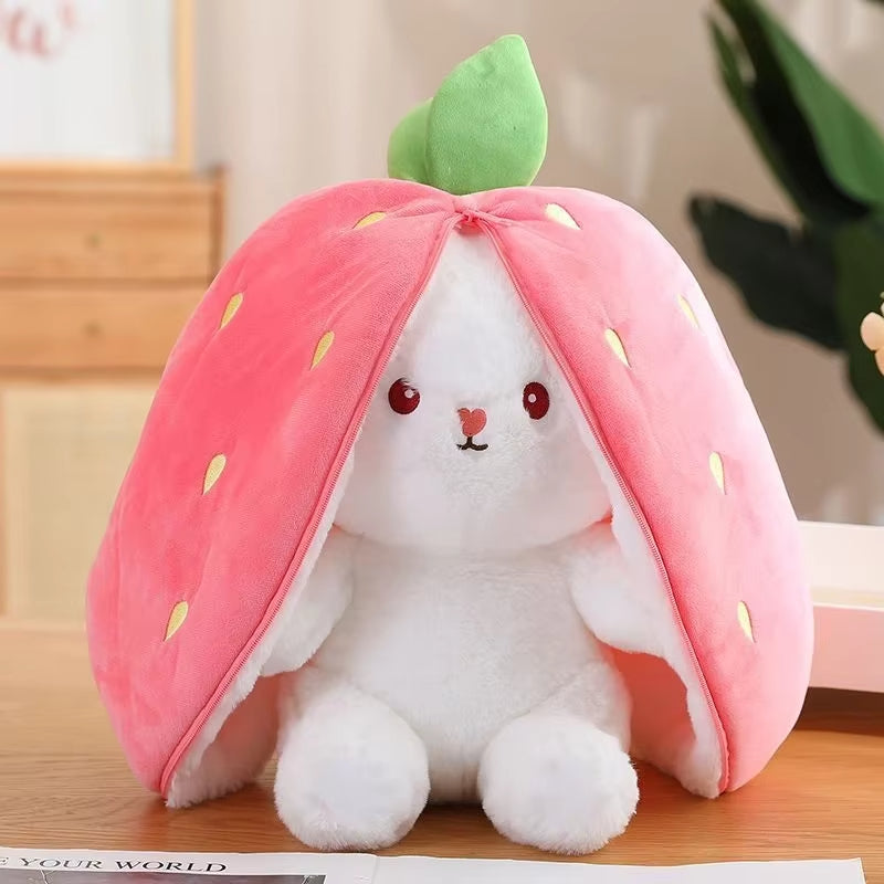 Doudou Animal Lapin avec Fraise sur un plancher en bois