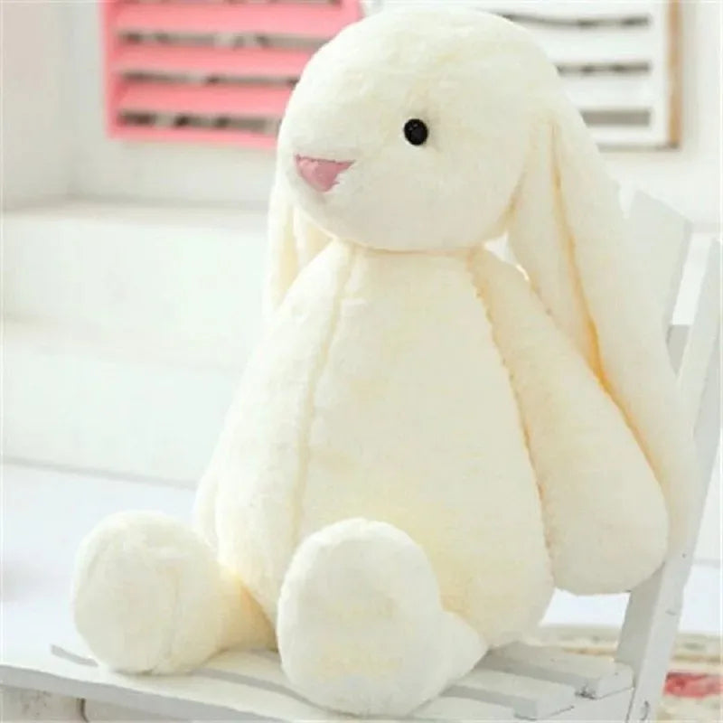 Doudou Animal Lapin Mignon et Robuste posé sur une chaise blanche