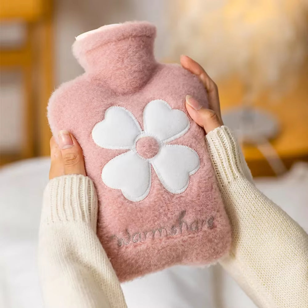 Doudou Bouillotte au Design de Fleur dans les mains d'une femme