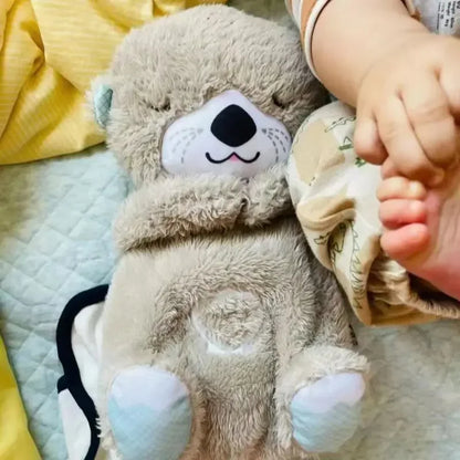 Doudou Veilleuse Musical en Forme de Loutre avec un enfant à côté