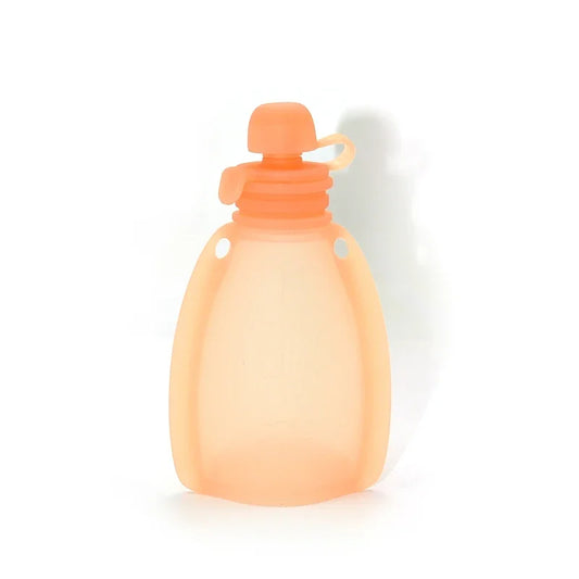 Gourde Réutilisable Bébé Orange en Silicone sur fond blanc