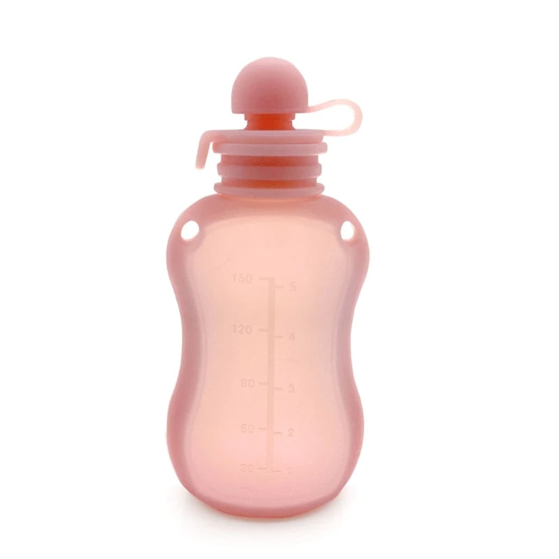 Gourde Réutilisable Bébé Rose en Silicone avec Bouchon sur fond blanc