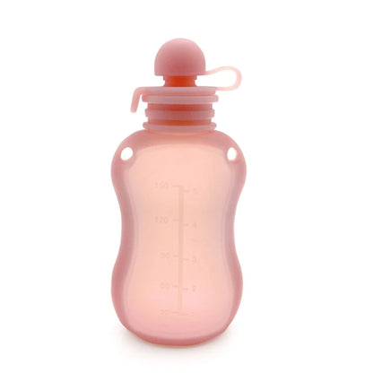 Gourde Réutilisable Bébé Rose en Silicone avec Bouchon sur fond blanc