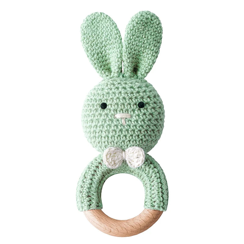 Hochet Bébé en Forme de Lapin en Bois sur fond blanc