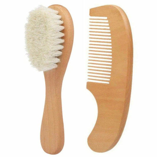 Lot de Deux Brosses Cheveux pour Bébé en Bois sur fond blanc