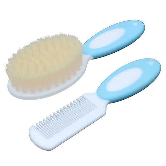 Lot de Deux Brosses Cheveux pour Bébé Douces avec Poignées sur fond blanc