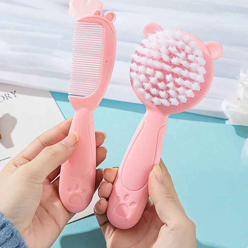 Lot de Deux Brosses Cheveux pour Bébé Roses et Mignonnes dans les mains d'une personne