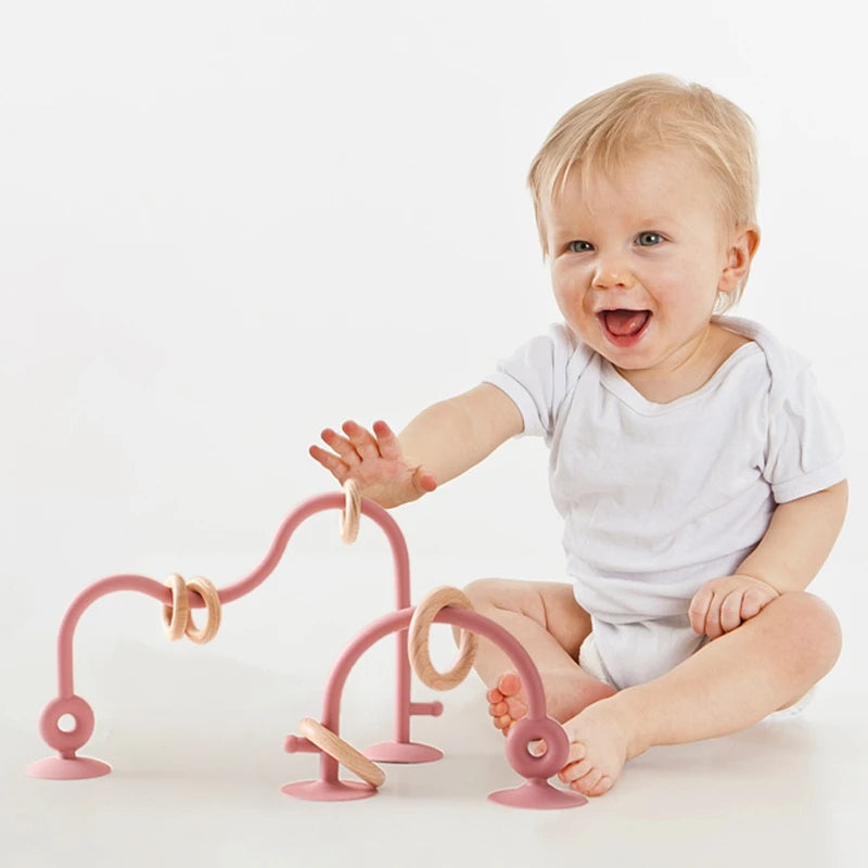 Lot de Deux Jouets Bébé Circuit de Motricité avec Ventouses avec un enfant en train de jouer sur fond gris