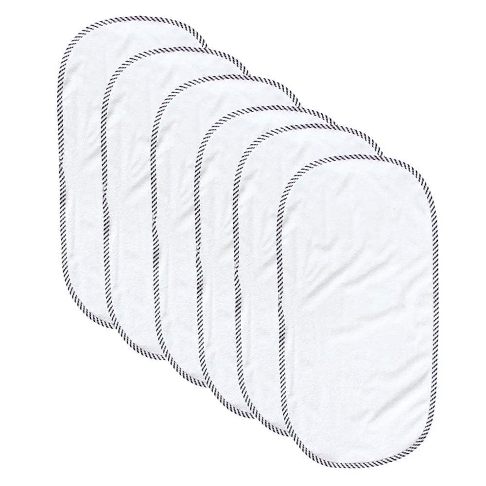 Lot de Six Protèges Matelas Blancs et Imperméables sur fond blanc