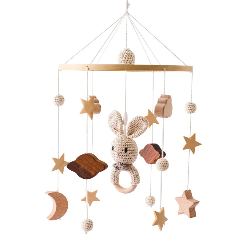 Mobile Bébé en Bois avec Lapin et Etoiles sur fond blanc