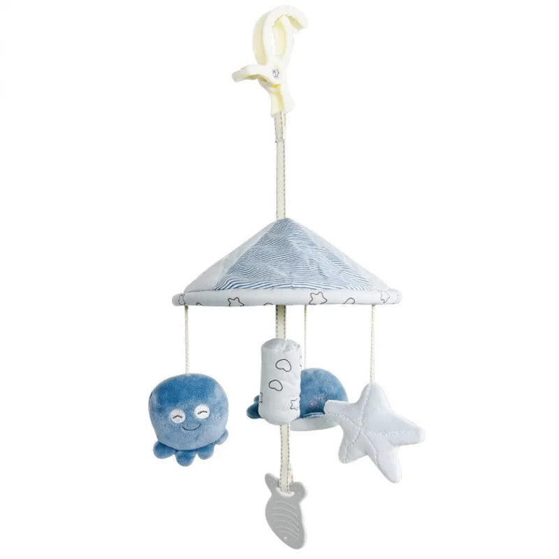 Mobile Bébé en Peluche avec Baleines sur fond blanc