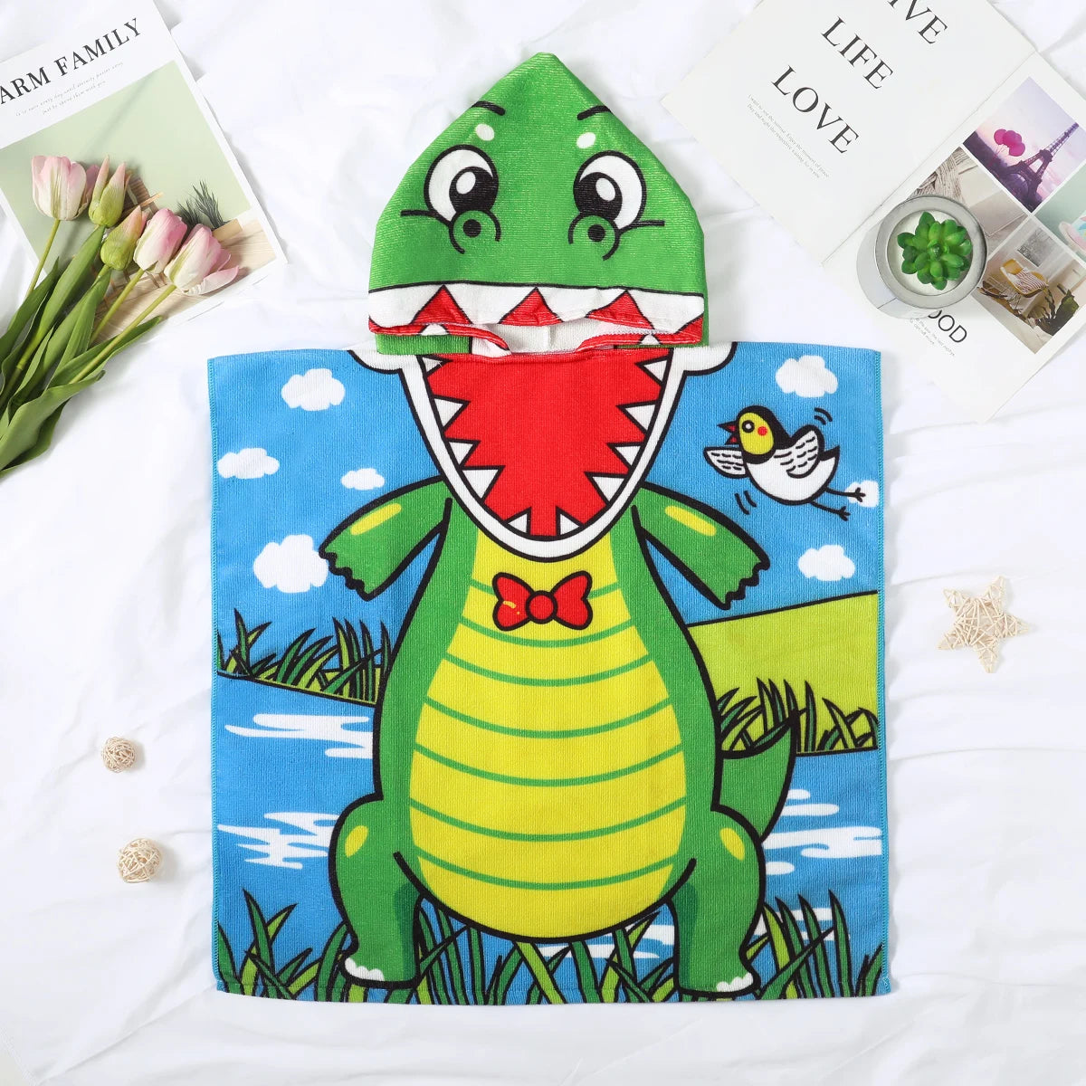 Serviette Bébé au Design de Dinosaure à Capuche avec des livres sur fond blanc